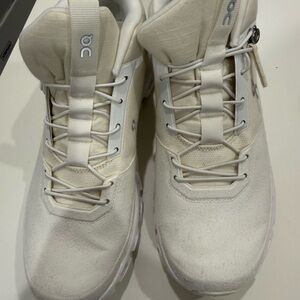 On Cloud Hi W White Size 10.5 NWT